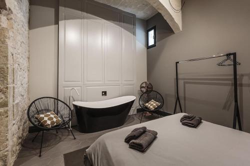 Ένα μπάνιο στο Rabat l.o. MDINA-Designer House THE BEDROOM-TUB