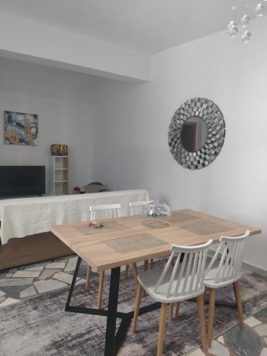 een tafel en stoelen in de woonkamer bij Εirene room in Chalkida