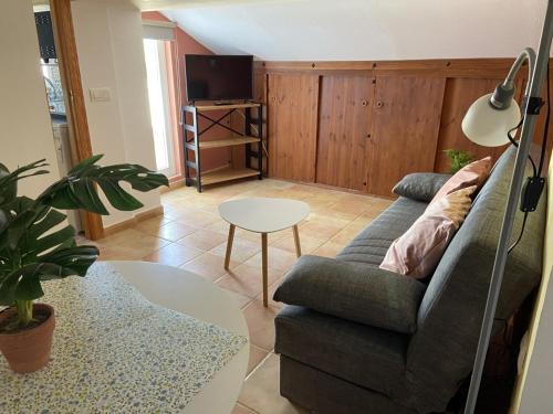 a living room with a couch and a table at Junto a la playa y vistas al mar in Los Alcázares