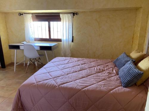 a bedroom with a bed and a desk and a window at Junto a la playa y vistas espectaculares in Los Alcázares