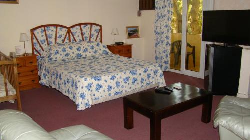 Un pat sau paturi într-o cameră la Hotel Durazno