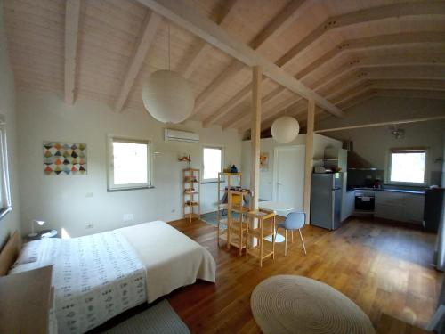 um quarto com uma cama e uma cozinha com uma mesa em Agriturismo Timignano em Monteguidi