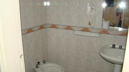 a bathroom with a sink and a toilet at Hotel Durazno in Durazno