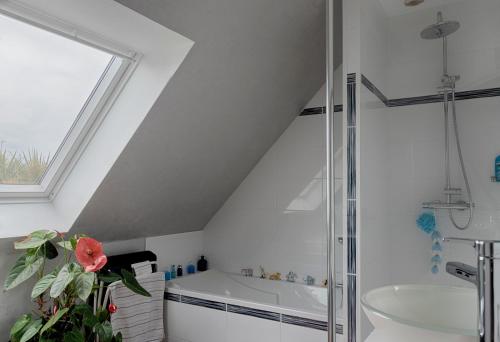 een badkamer met een douche en een bad bij Kerivin in Le Conquet