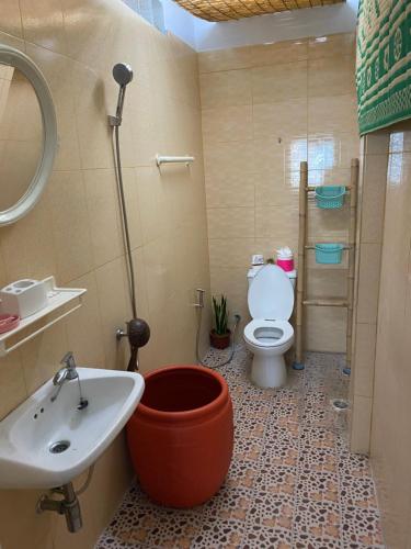 a bathroom with a sink and a toilet at BangkokFloatingMarket KhlongBangLuangStay in Bangkok Yai
