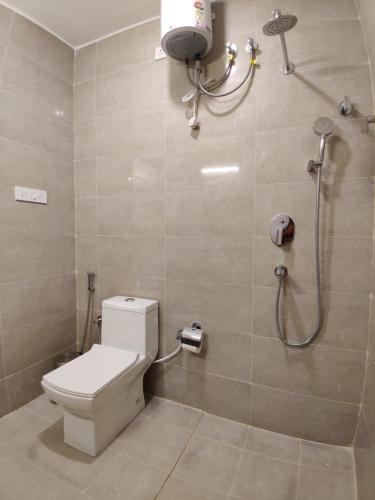 uma casa de banho com um WC e um chuveiro em Olive Indiranagar Metro - by Embassy Group em Bangalore