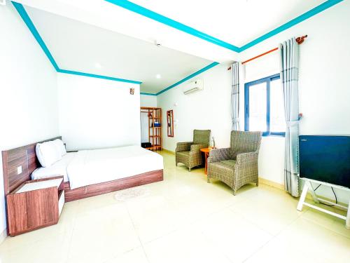 a bedroom with a bed and a tv at Paradise Resort Doc Let - All Inclusive in Doc Let