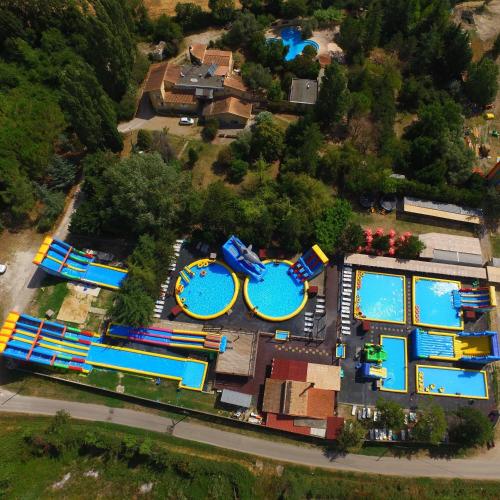 - une vue sur un parc aquatique avec plusieurs piscines dans l'établissement Confortable villa de vacances entre Nîmes, le Pont du Gard, Uzès, Arles, Avignon, à Marguerittes