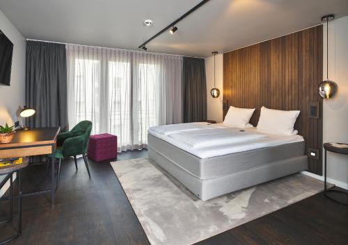 מיטה או מיטות בחדר ב-Hotel-Hofbräu am Stadtring
