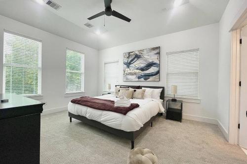 een slaapkamer met een bed en een plafondventilator bij Houston Downtown Homeaway in Houston