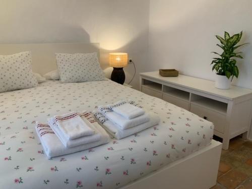 1 dormitorio con 1 cama con toallas en Atico Atlantico con Aparcamiento privado, en Vejer de la Frontera