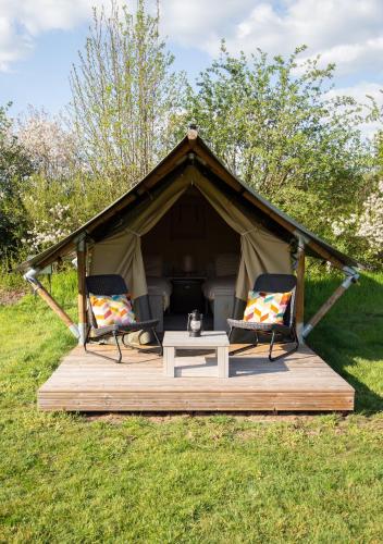 een prieel met 2 stoelen en een tafel bij Safaritent Lodge 2 (2 persoons) in Ruurlo