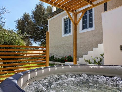 芡歐的住宿－Villa Uliveto Bikes & SPA，一个带木制凉亭的后院小型游泳池