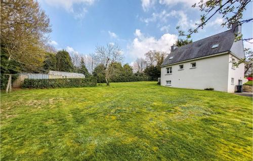 a large yard with a white house at 3 Bedroom Gorgeous Home In Plouay in Plouay