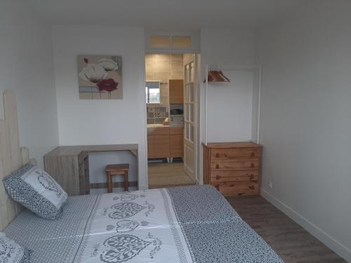 - une petite chambre avec un lit et une cheminée dans l'établissement LISBONNE, au Mans