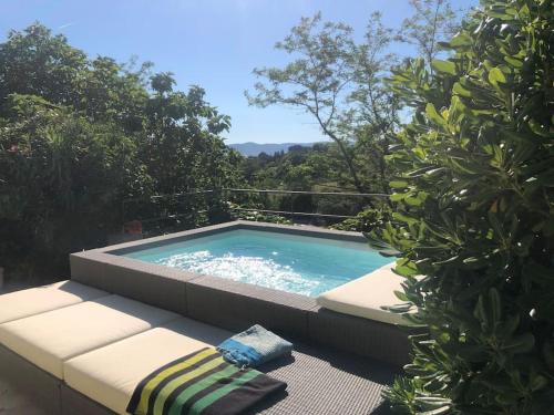 une piscine avec un banc et une serviette à côté de quelques arbres dans l'établissement the charm of a holiday home, à Saint-Cyr-sur-Mer