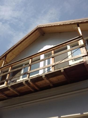 a balcony on the side of a house at Casa Mocanu in Giurgiu