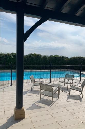 un groupe de bancs assis à côté d'une piscine dans l'établissement Clos des Jacobins (Grand Cru Classé), à Saint-Émilion