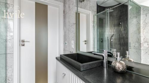 a bathroom with a sink and a mirror at hvile 136 - Gdańsk in Gdańsk