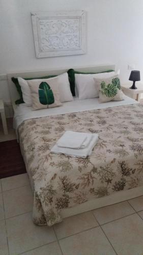 Casa Agrumeto - Locazione Turistica في مونديلّو: سرير وفوط عليه
