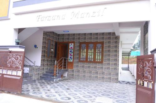 Muka bangunan atau pintu masuk Farzana Manzil