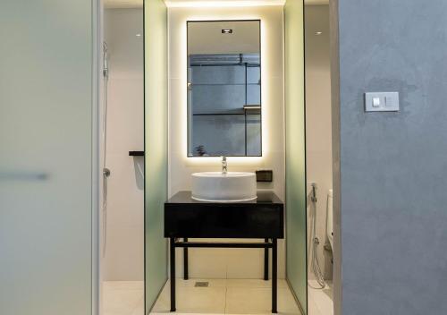 uma casa de banho com um lavatório e um espelho em EX2 Hotel em Ban Bang Khen (1)