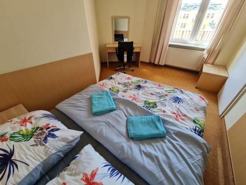 華沙的住宿－10Q - Z6 Apartment 601，配有2张单人床的客房配有书桌