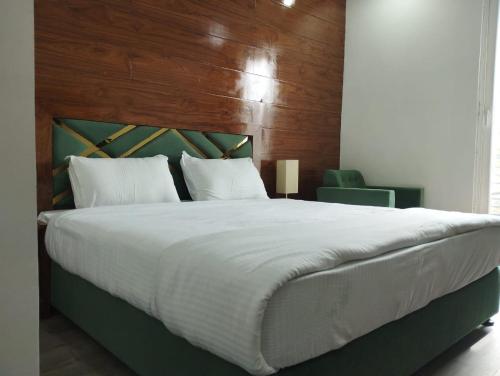Giường trong phòng chung tại Chakrata Inn Resort