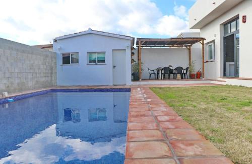 a house with a swimming pool in a yard at Casa Aqua in El Guijo