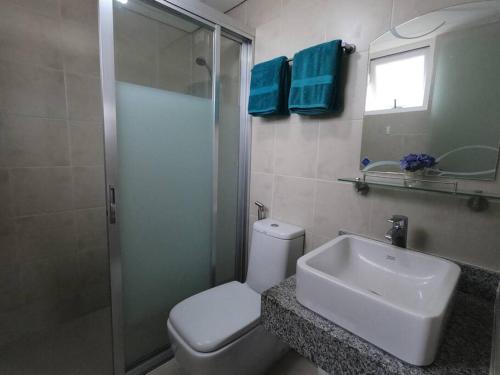 W łazience znajduje się toaleta, umywalka i prysznic. w obiekcie Sundance Residences, your home at the heart of the city! w Cebu