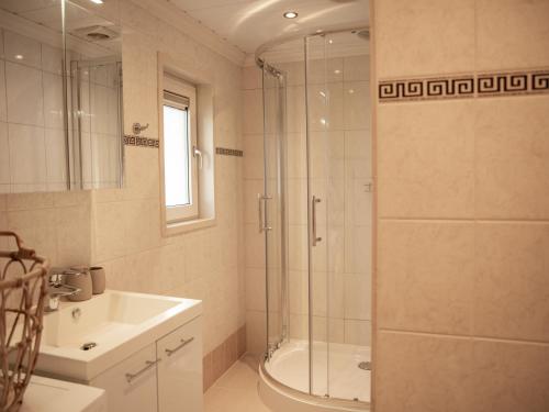 a bathroom with a shower and a sink at Stayatsas Tiny House Julia in de bossen op de Veluwe! in Epe