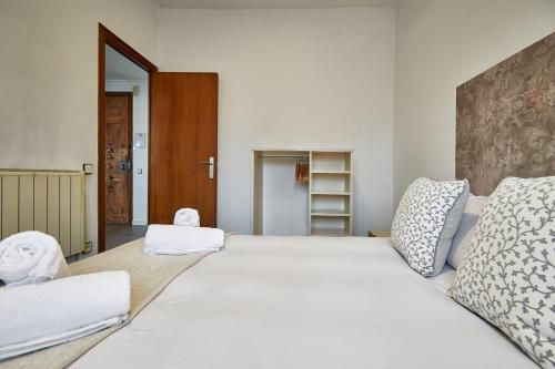 a bedroom with a large white bed with white sheets at Apartment Arquímedes in Barcelona