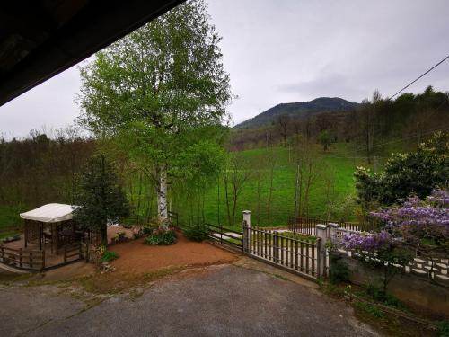 Boves的住宿－La Quiete nel verde，一个带栅栏和树的花园