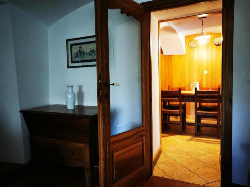 uma porta aberta para uma sala de jantar com uma mesa em La Quiete nel verde em Boves