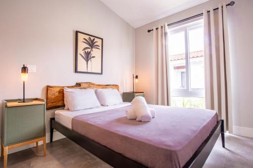 um quarto com uma cama com um bicho de peluche em Villa #12 - Blue Venao, Playa Venao em Playa Venao