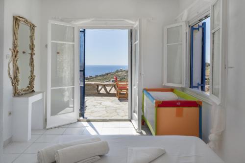 Habitación con cama y vistas al océano. en Konstantinos and Eleni's Apartment en Koundouros