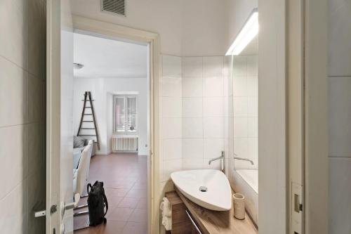 bagno con vasca bianca e lavandino di Vecchia Scala a Germignaga