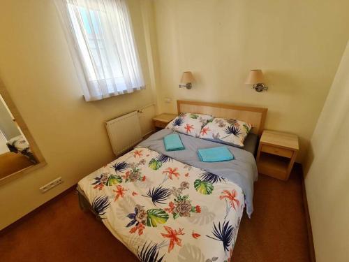 une petite chambre avec un lit et une fenêtre dans l'établissement 10Q - Z6 Apartment 605, à Varsovie