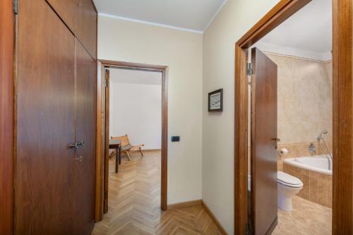 a bathroom with a toilet and a sink and a tub at Villa Lexa by Casa da Suite in Lesa
