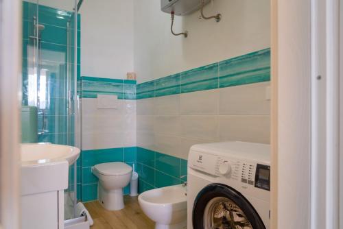 pralka w łazience z toaletą i umywalką w obiekcie Appartamento Cielo e Mare w mieście Portoferraio