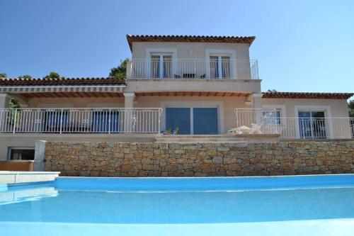 une villa avec piscine devant une maison dans l'établissement T2 CALME + cadre verdoyant, à Besse-sur-Issole