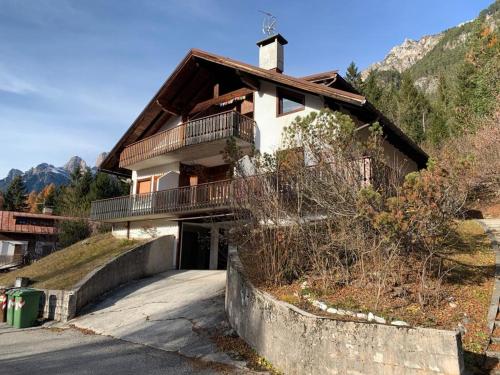 a house with a balcony on the side of it at Bellavista in Reane