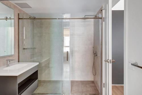 Phòng tắm tại Downtown 1BR w Pool Gym WD nr Staples Center LAX-553