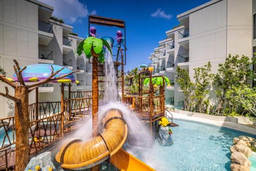 Bazén v ubytování Phuket Emerald Beach Resort nebo v jeho okolí