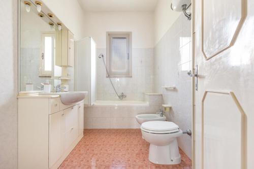 ein Bad mit einem WC, einem Waschbecken und einer Dusche in der Unterkunft Casa dei Marinai by BarbarHouse in Castro di Lecce