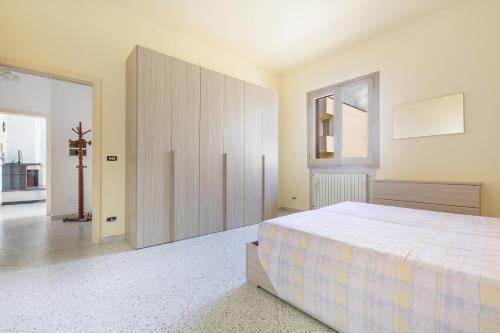 ein Schlafzimmer mit einem Bett und einem großen Schrank in der Unterkunft Casa dei Marinai by BarbarHouse in Castro di Lecce