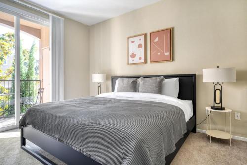 Postel nebo postele na pokoji v ubytování Walnut Creek 1BR w Pool Gym WD nr BART SFO-1040