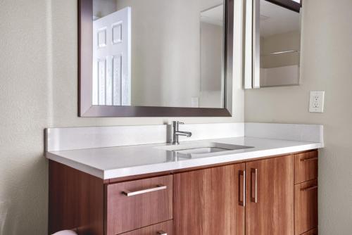 Koupelna v ubytování Walnut Creek 1BR w Pool Gym WD nr BART SFO-1040