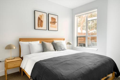 Un dormitorio blanco con una cama grande y una ventana. en Redwood City 1br w gym lounge wd nr Caltrain SFO-1232, en Redwood City