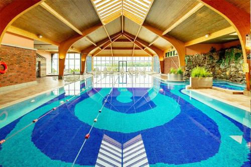 ein großer Pool mit einem großen blauen Pool in der Unterkunft Ferrycarrig Hotel in Wexford